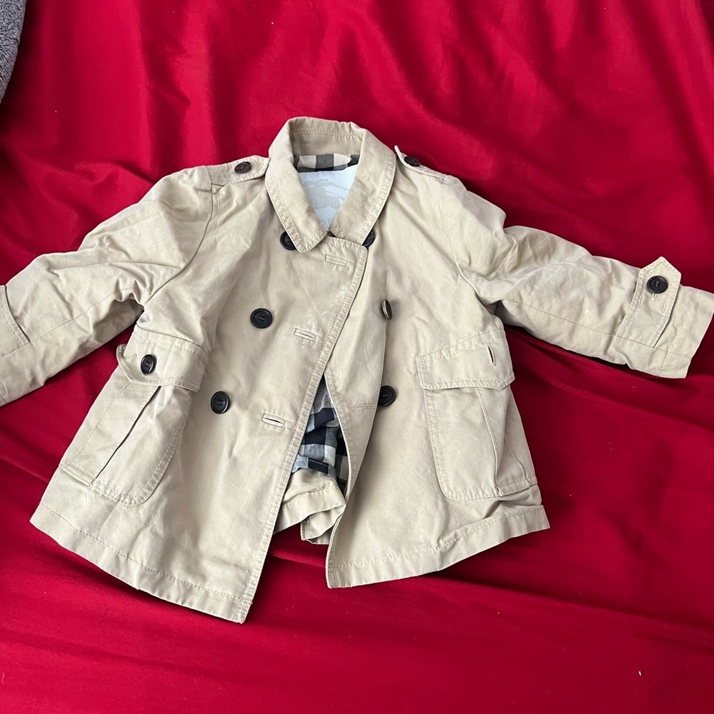 Beautiful burberry trench coat for toddler 100%authentic